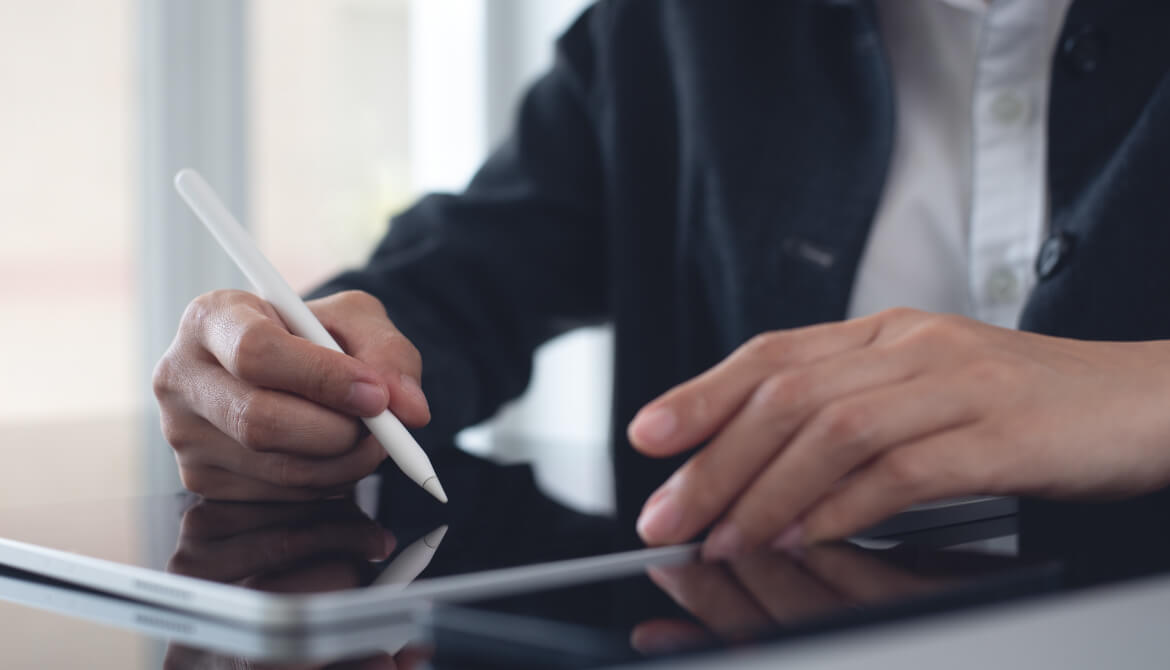 man signing with iPen on tablet