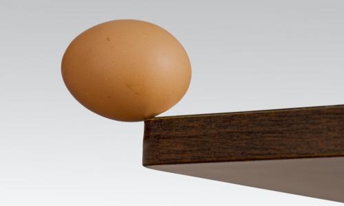 egg on the edge of a table 
