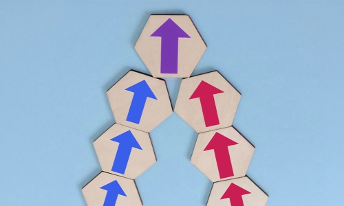 arrow blocks pointing up. blue on left, red on right come together as purple at the top