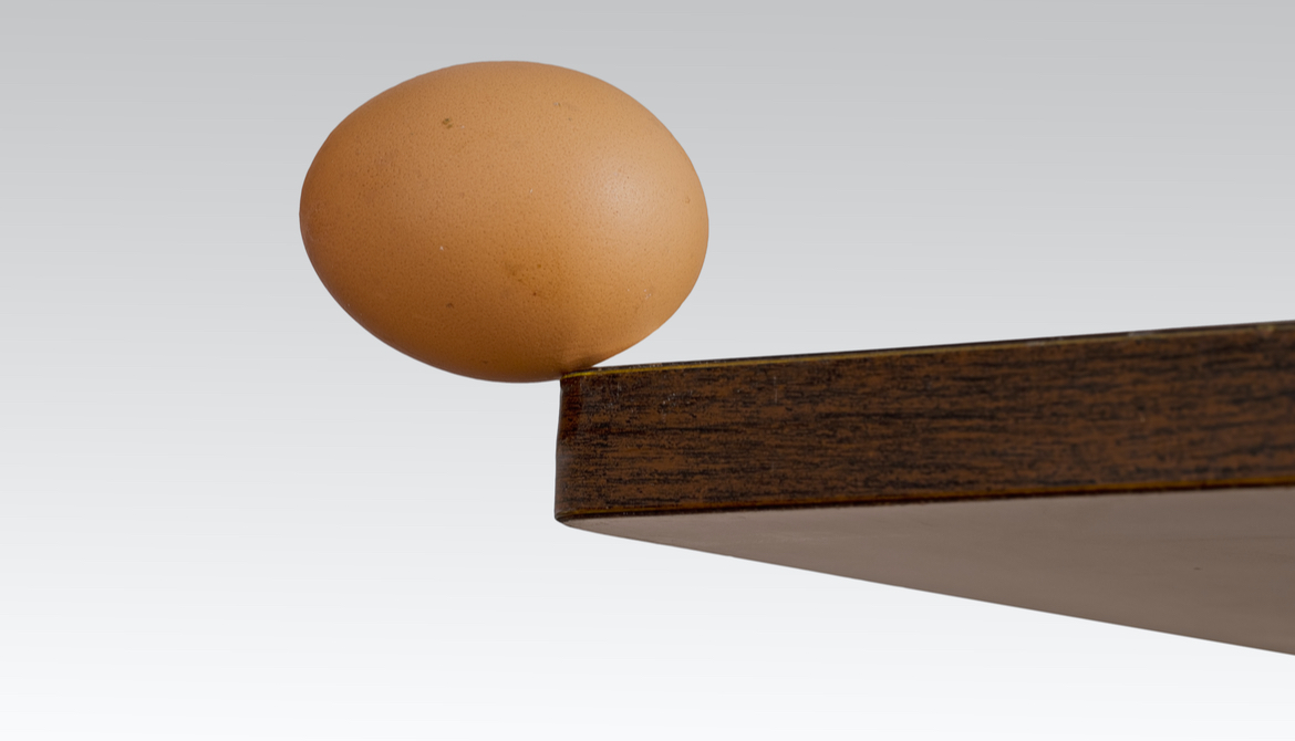 egg on the edge of a table 